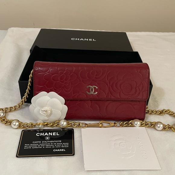 Chanel Lambskin Camellia Embossed wallet - Picture 4 of 16
